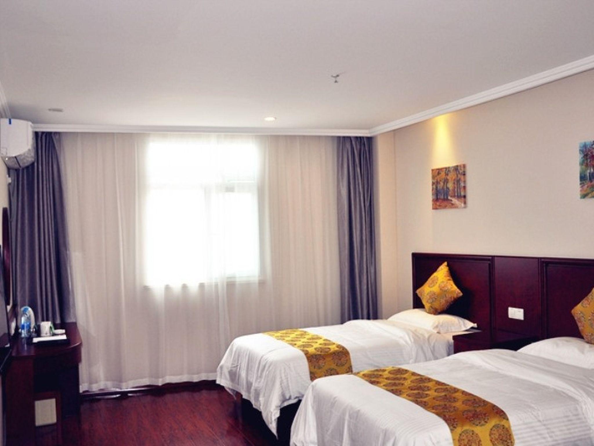 ROOM, TWIN BEDS
