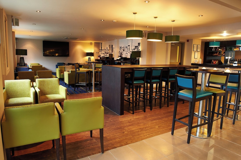 Holiday Inn Express Manchester Airport 60/74