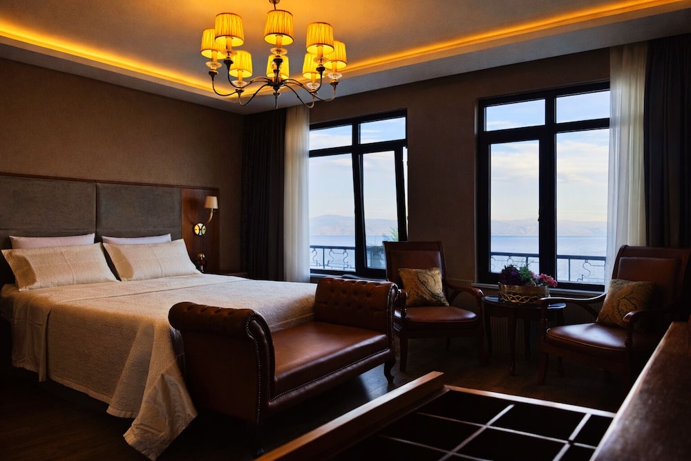 Deluxe, Sea View
