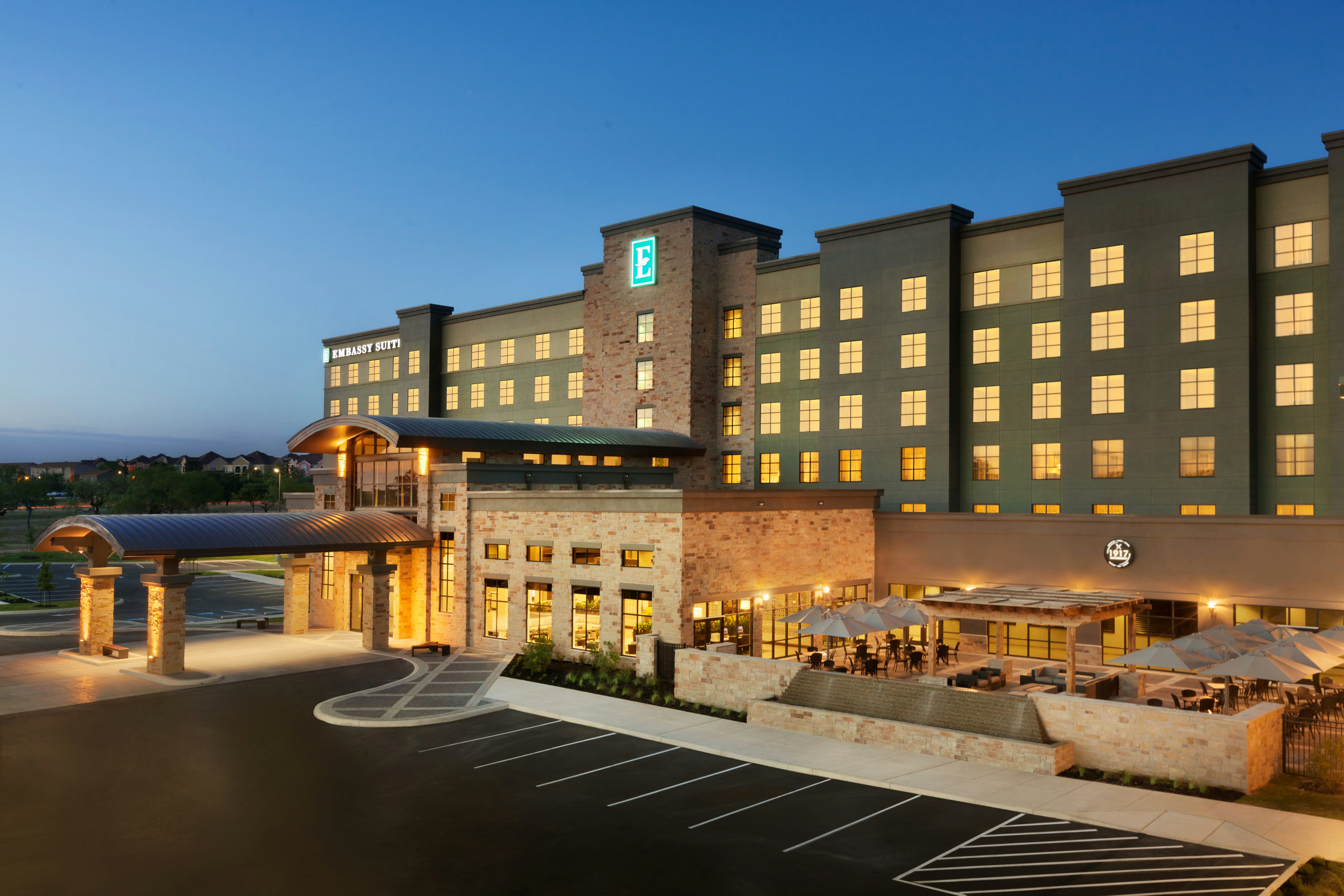 Embassy Suites By Hilton San Antonio Brooks Hotel & Spa photo5