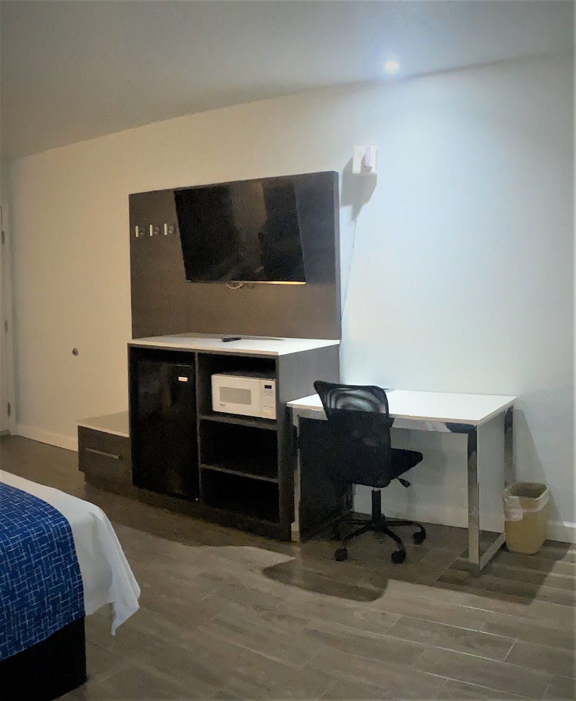 Econo Lodge Inn & Suites Near Lackland AFB San Antonio, TX 27/36
