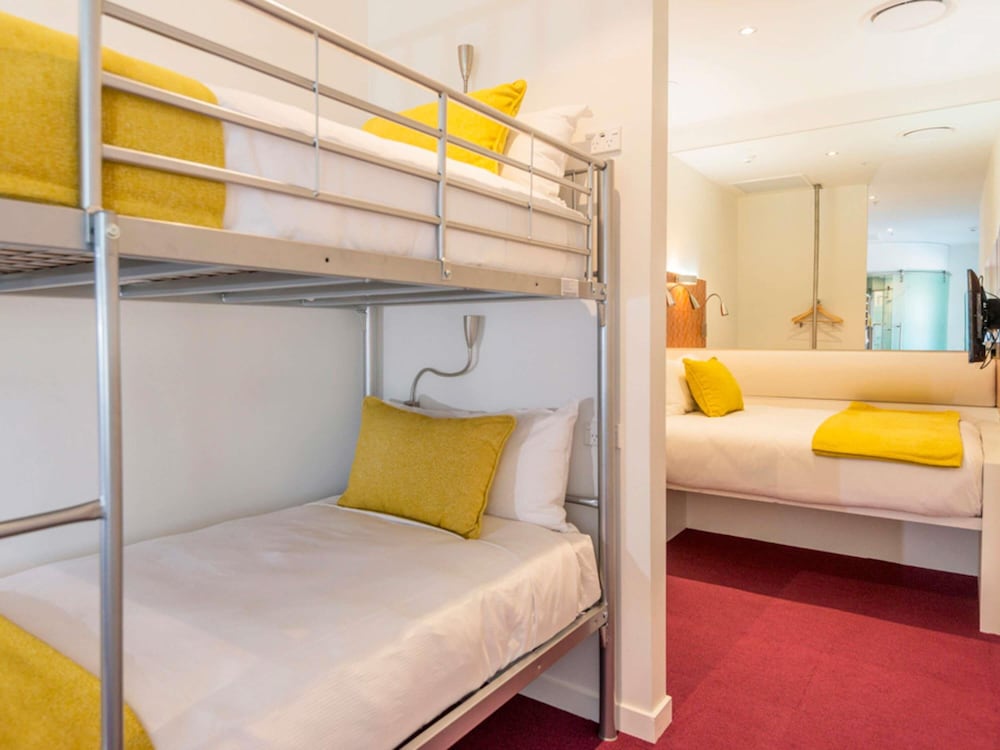 URBAN, CITY, FAMILY, DOUBLE BED