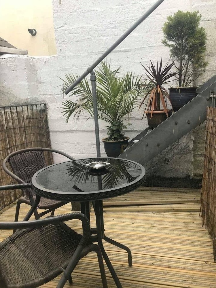Bridgeside Guest House - B&B 24/34