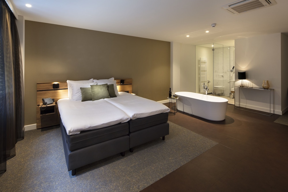 Suite, Queen Bed, Theaterhotel Venlo 2/3