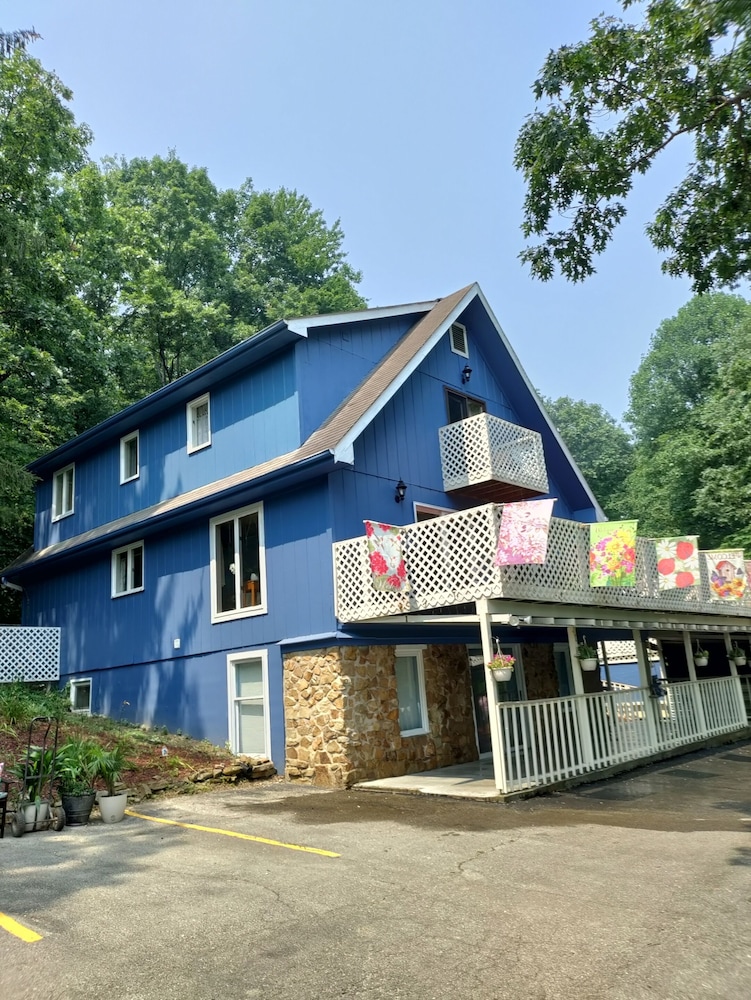 Lil Black Bear Inn 7/74