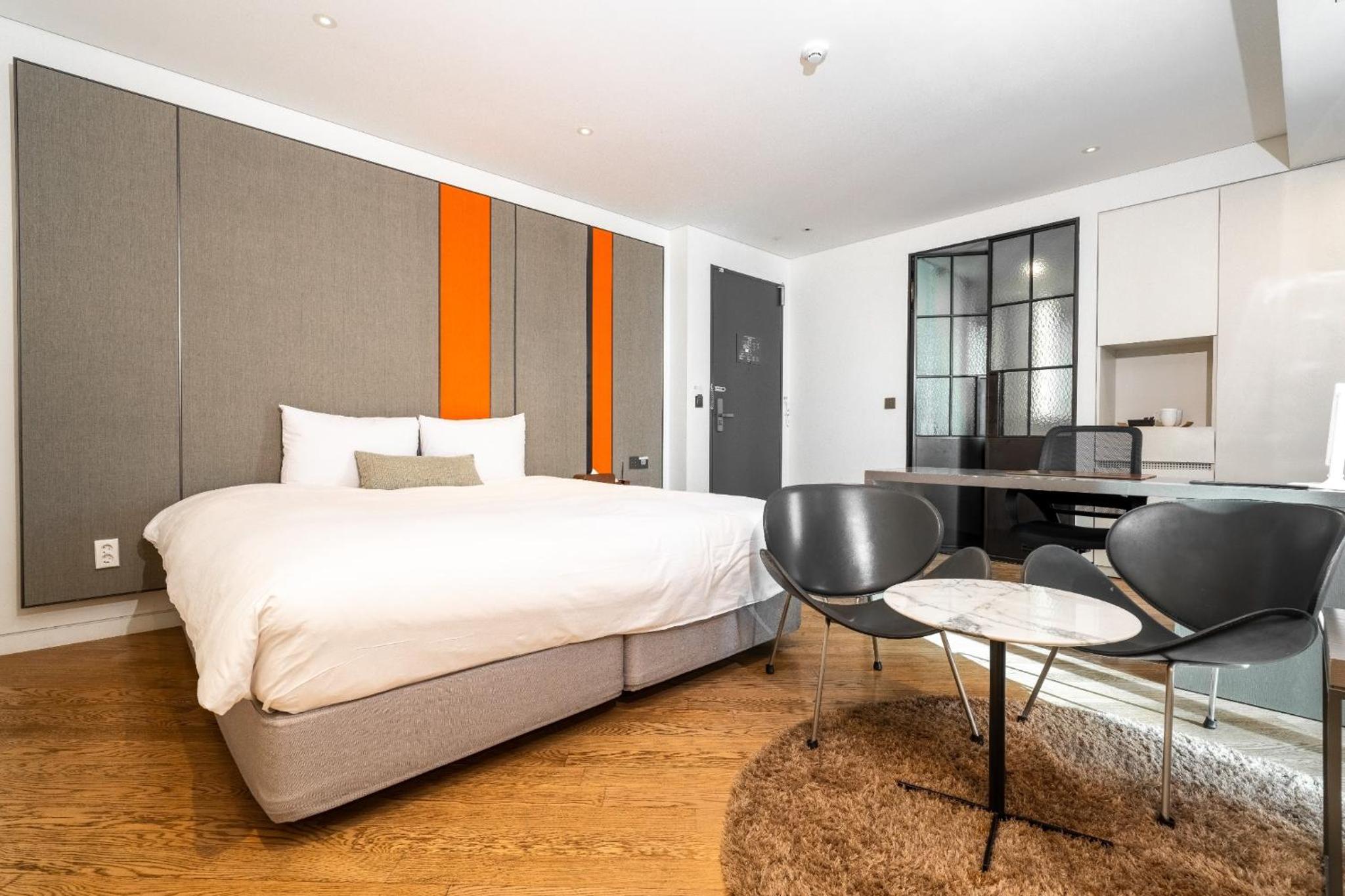 HOLLYWOOD, TWIN BEDS