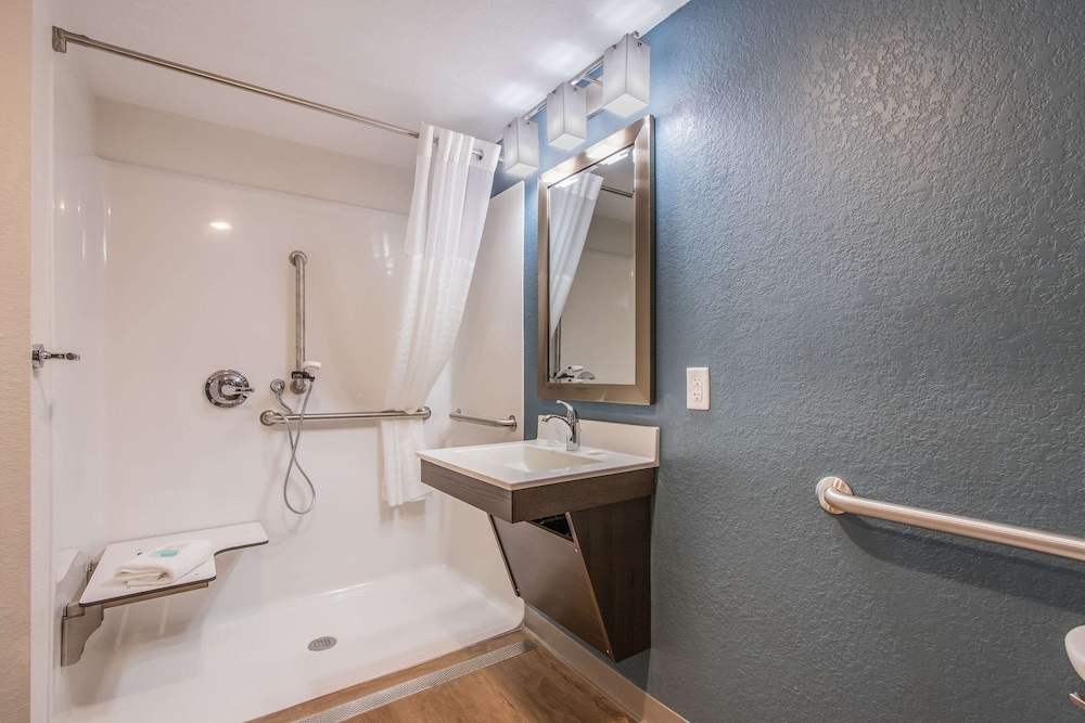 WoodSpring Suites Doral Miami Airport 47/51