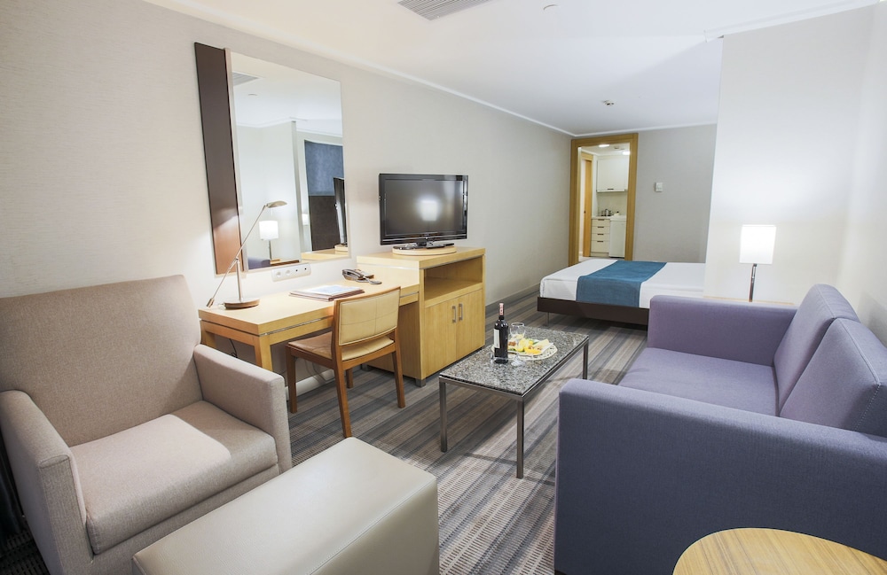 Housez Suites 37/65