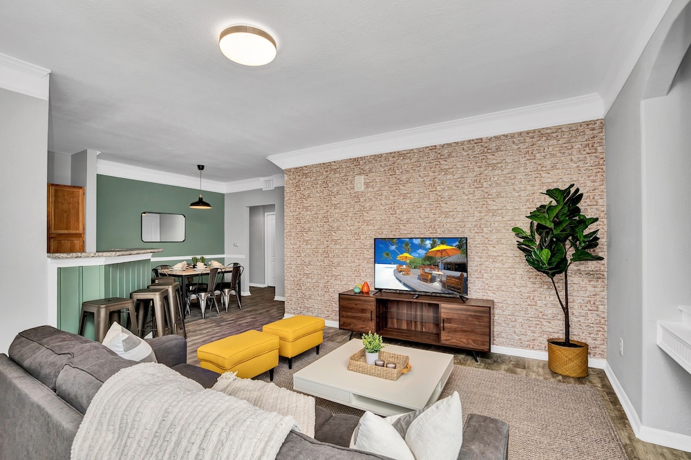 Runaway Beach Club Resort 32/68