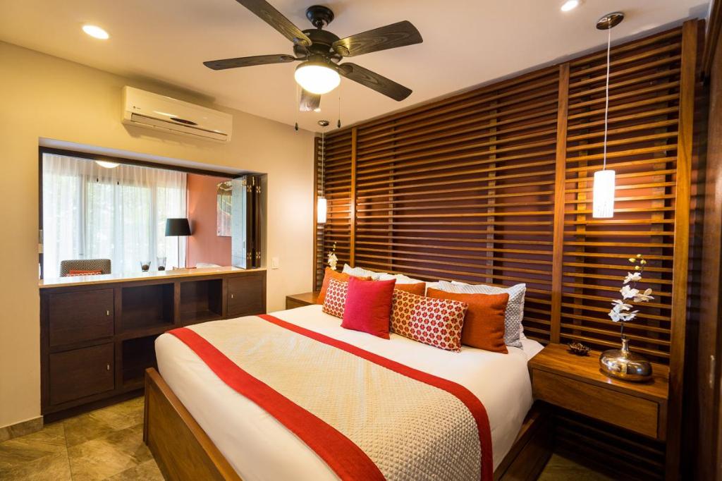 2 Bedrooms, King and Queen Bed, Romantic Zone