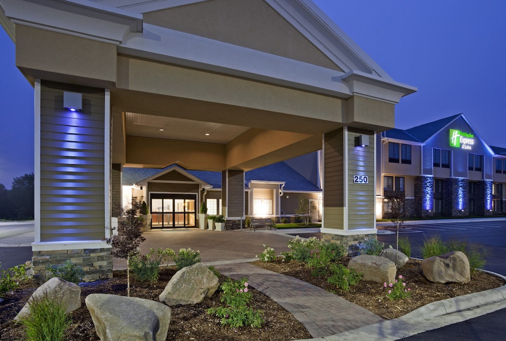 Holiday Inn Express Suites Willmar 1/50