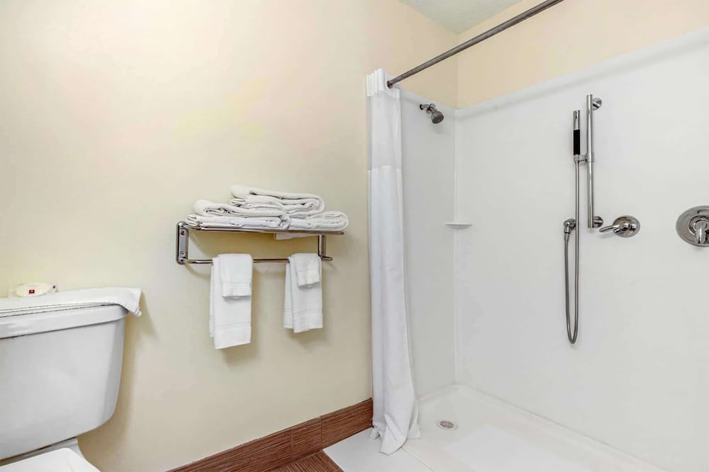 Days Inn and Suites by Wyndham Oxford 8/27