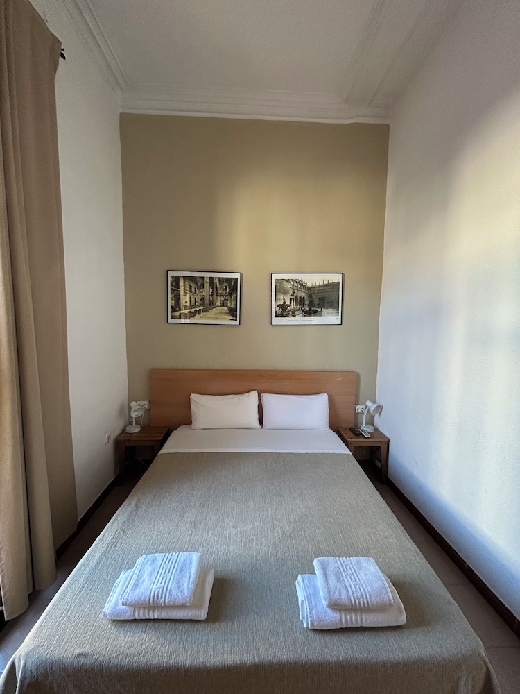 Room, Double or Twin Bed, Shared Bathroom, Hostal Delfos 7/10