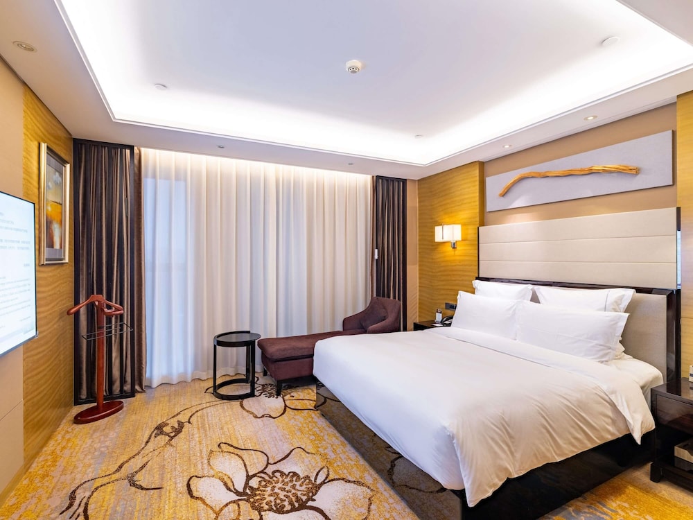 SUPERIOR, SUITE, KING BED