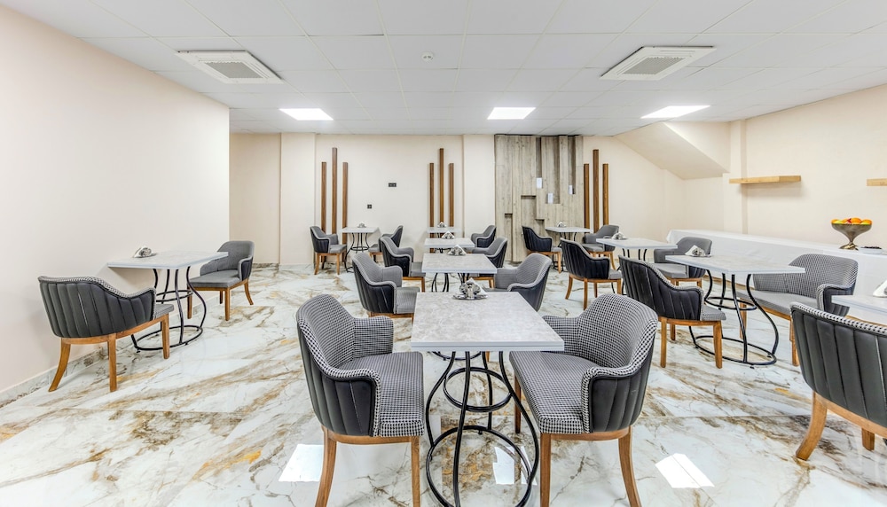 The Business Class Hotel 20/23