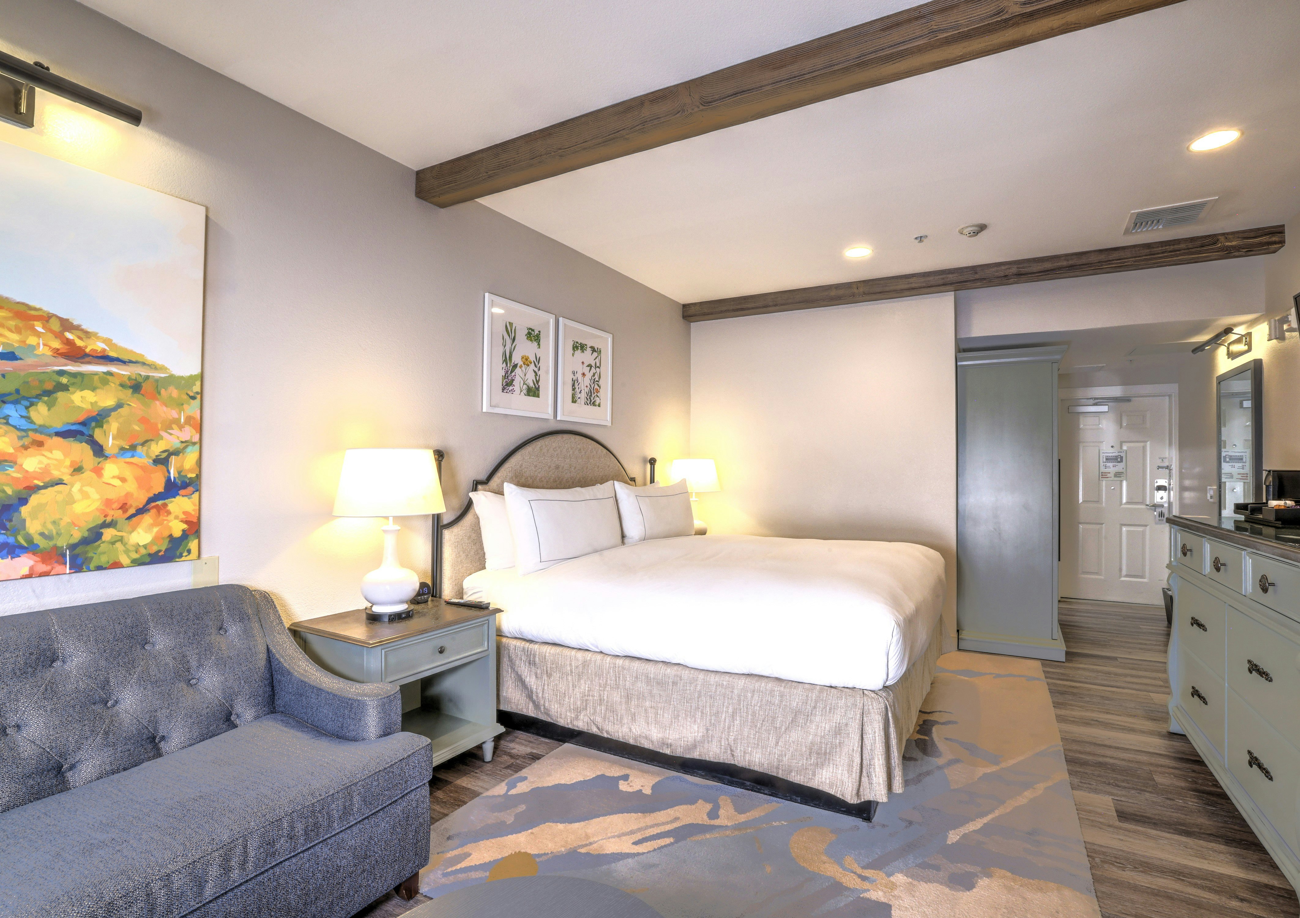 غرفة بسرير كينج بشرفة لذوي الإعاقة، The Lodge at Healdsburg, tapestry Collection by Hilton 2/5