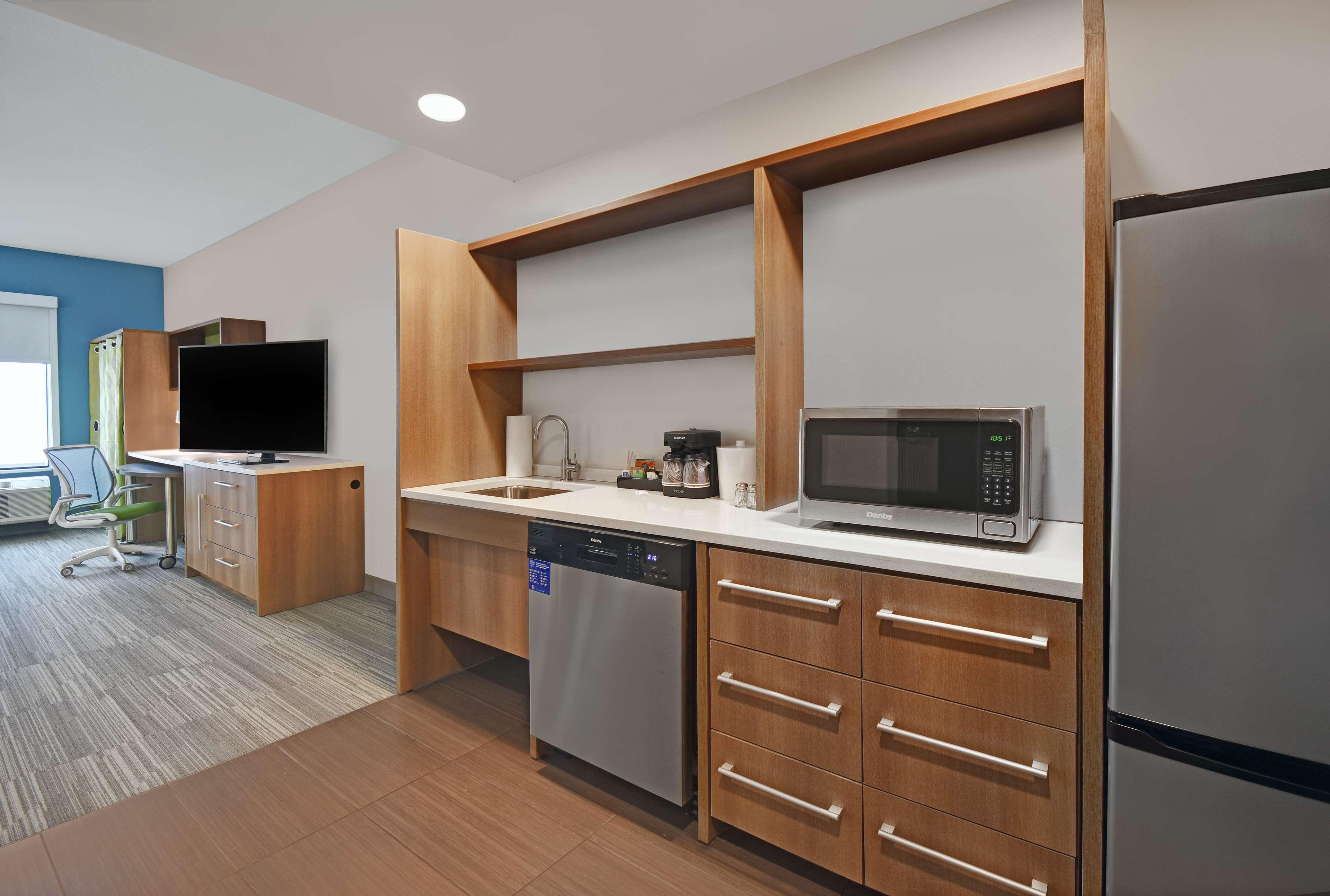 SUITE, KING BED, ACCESSIBLE