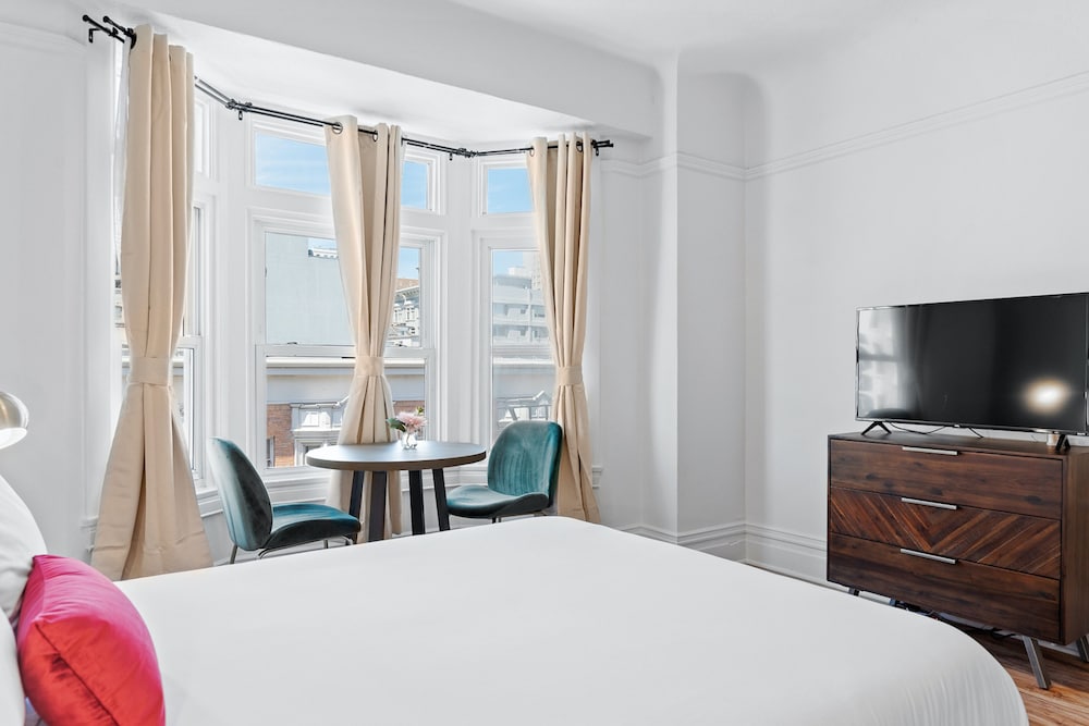 SUPERIOR, QUEEN BED, CITY VIEW