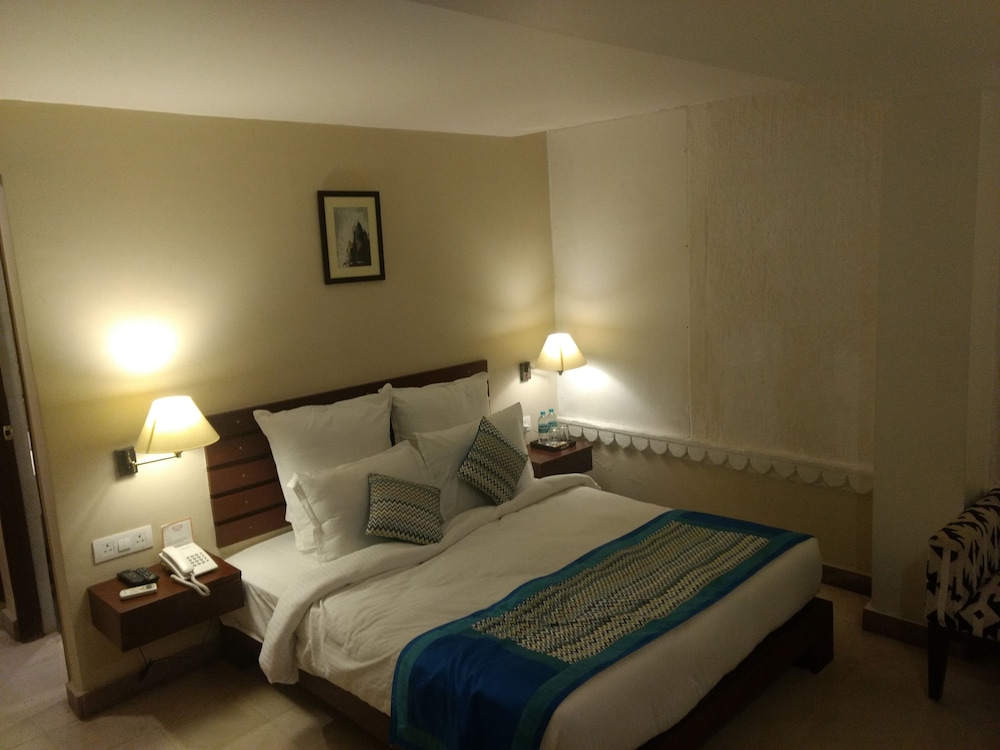 STANDARD, QUEEN BED