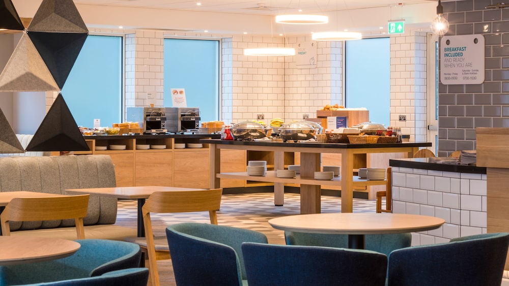 HOLIDAY INN EXPRESS KASSAM STADIUM 52/72