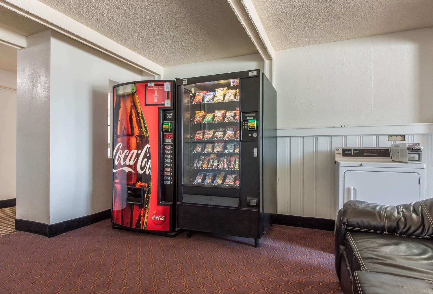 Econo Lodge Lexington, NE 28/44