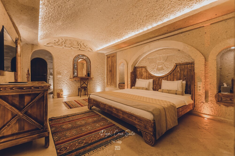 Cave, Royal, Suite, King Bed, Hot Tub
