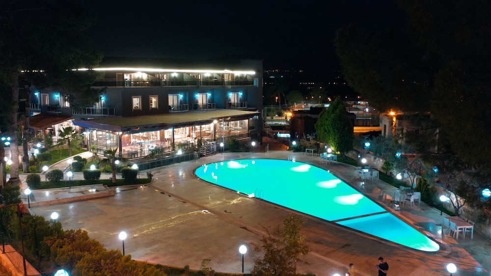 White Heaven Hotel 4/40