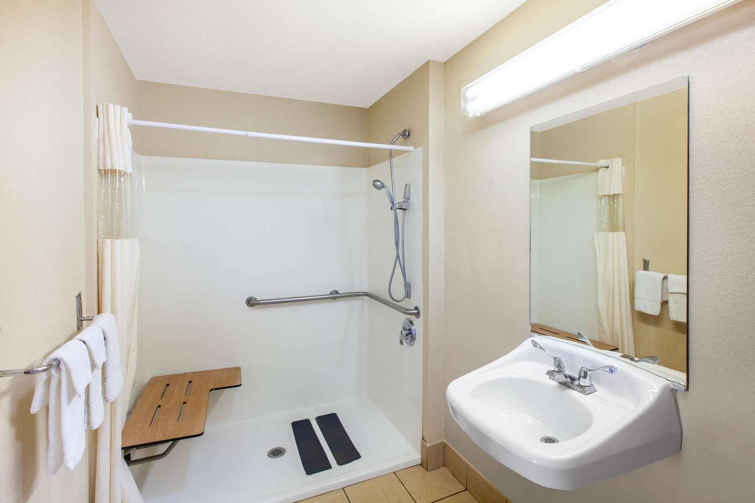 Days Inn & Suites by Wyndham Braunig Lake 22/22