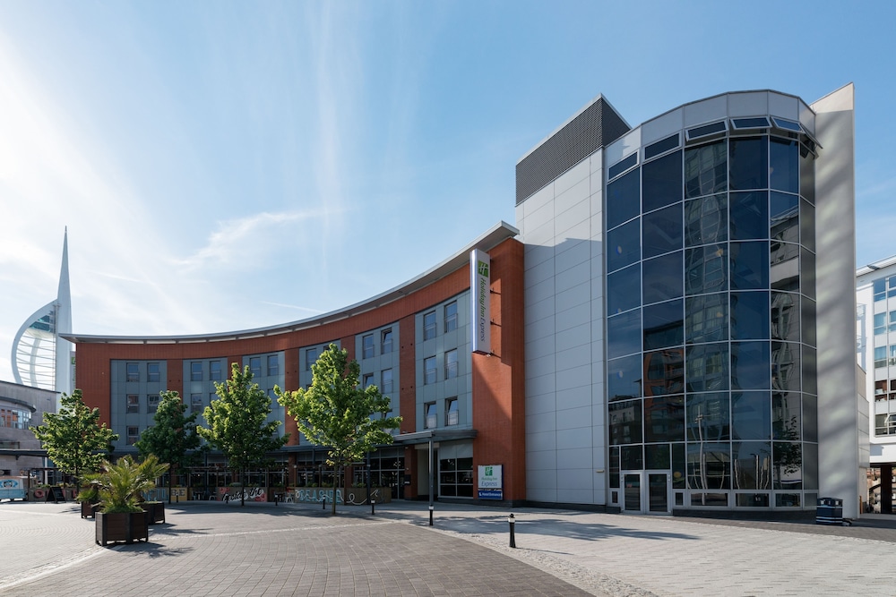 Holiday Inn Express Portsmouth Gunwharf Quays 11/56