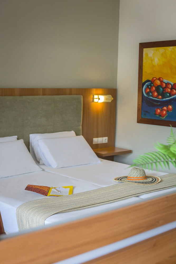 Golden Coast Hotel and Bungalows 30/75