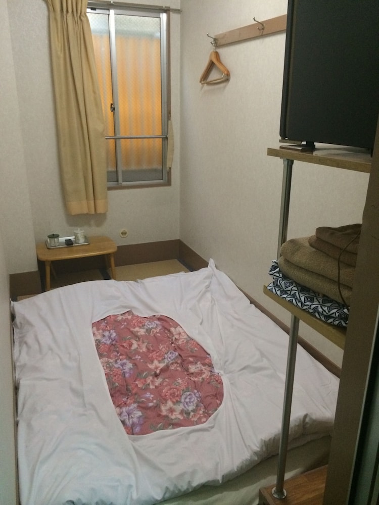 STANDARD, SHARED BATHROOM