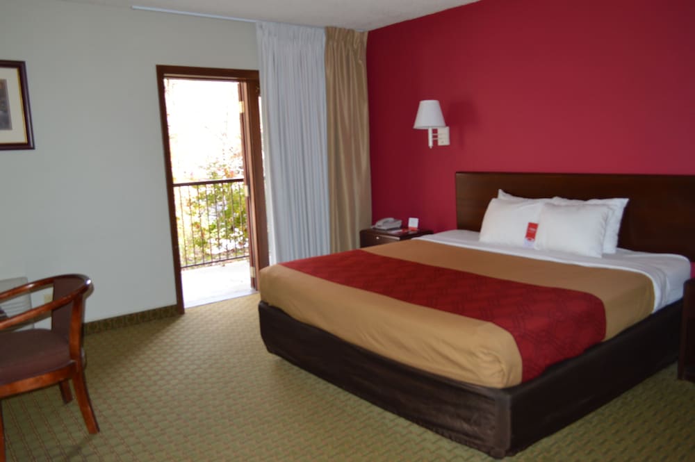Econo Lodge Inn and Suites On The River 23/61