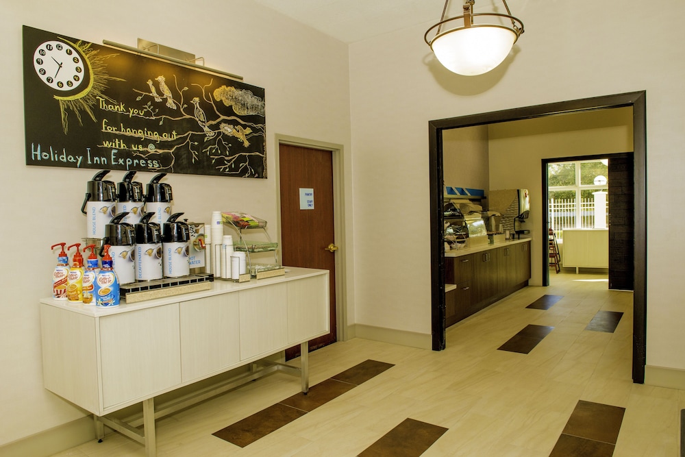 Holiday Inn Express and Suites St. Petersburg North (I-275), an IHG Hotel 10/58