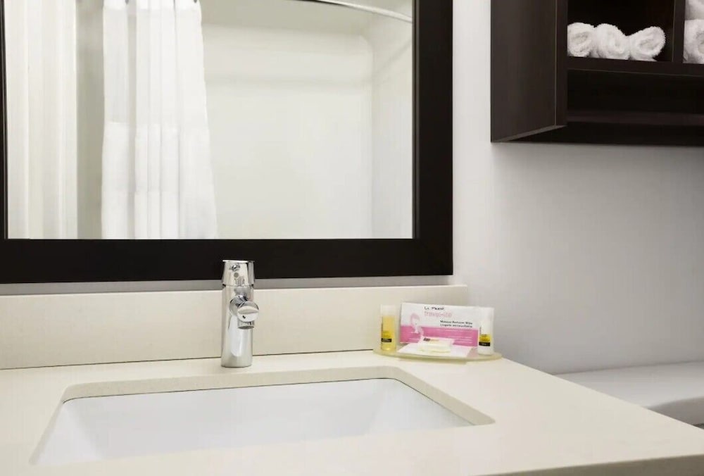 Days Inn & Suites by Wyndham North Bay Downtown 9/24