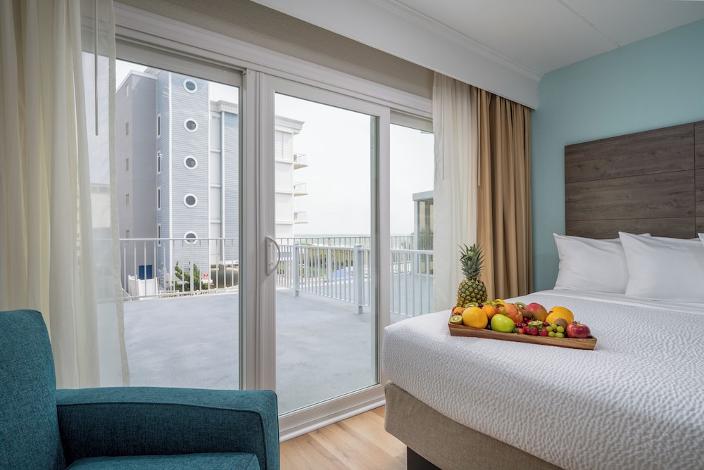 SUITE, KING BED, SIDE OCEAN VIEW
