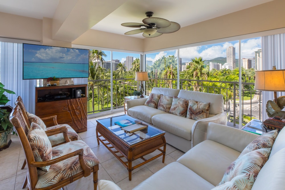 Waikiki Shore by OUTRIGGER 58/81