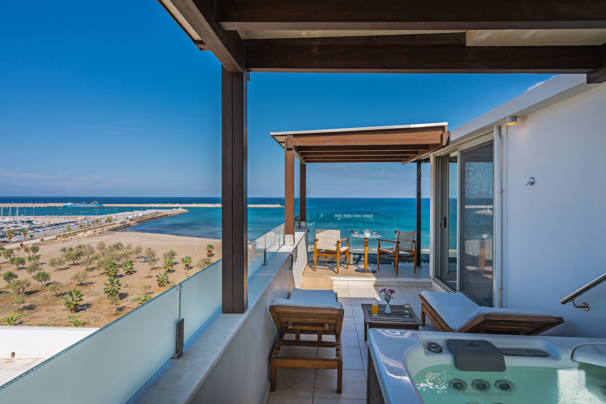 Suite Deluxe Sea View and Jacuzzi، KRITI BEACH 8/9
