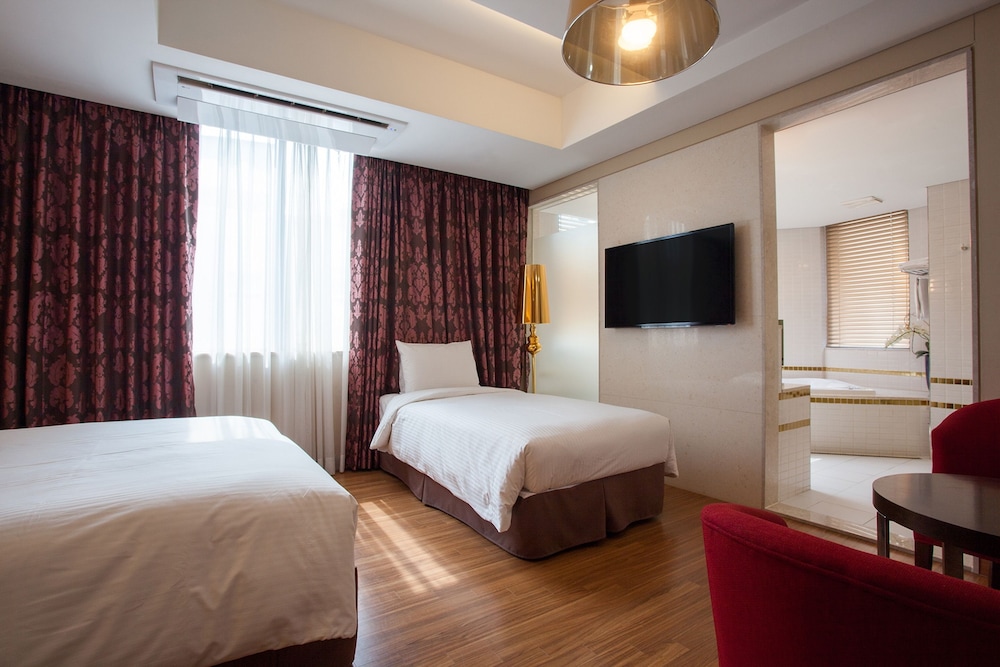 Pharos Hotel 28/68
