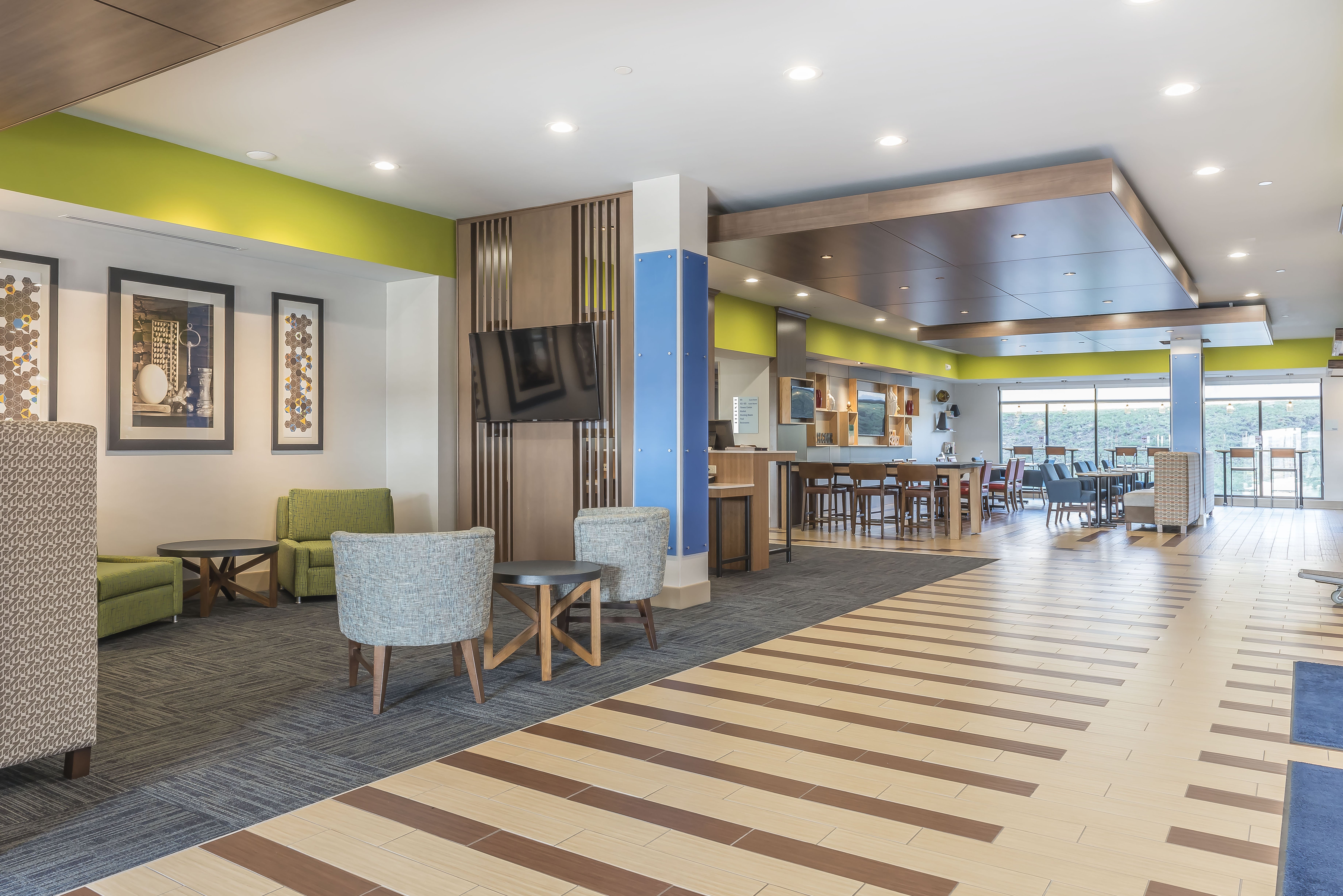 Holiday Inn Express Suites Clarion 16/22
