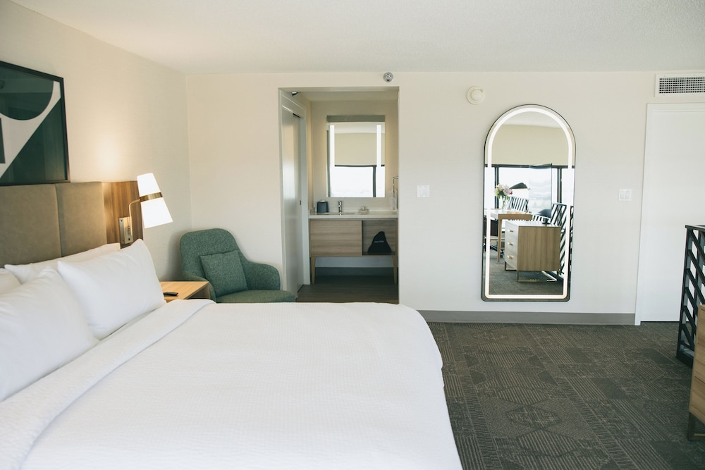 1 Bedroom, Penthouse, Suite, King Bed, Airport View, Kitchen
