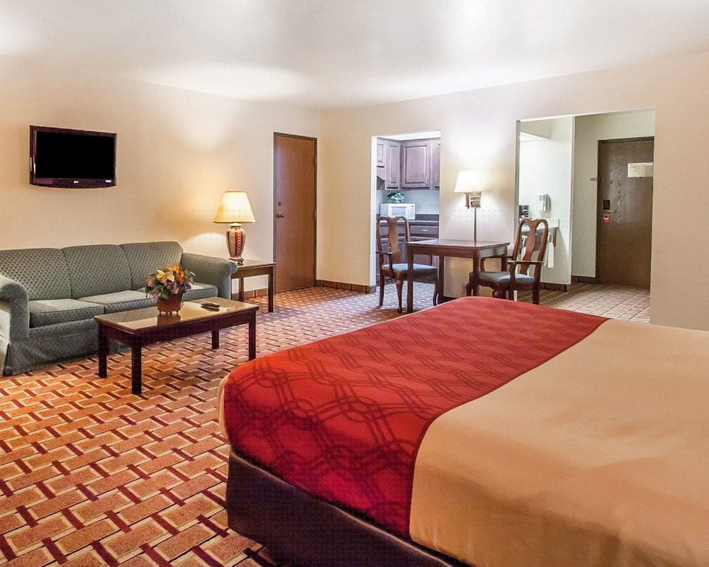 Econo Lodge Dexter MO 17/26