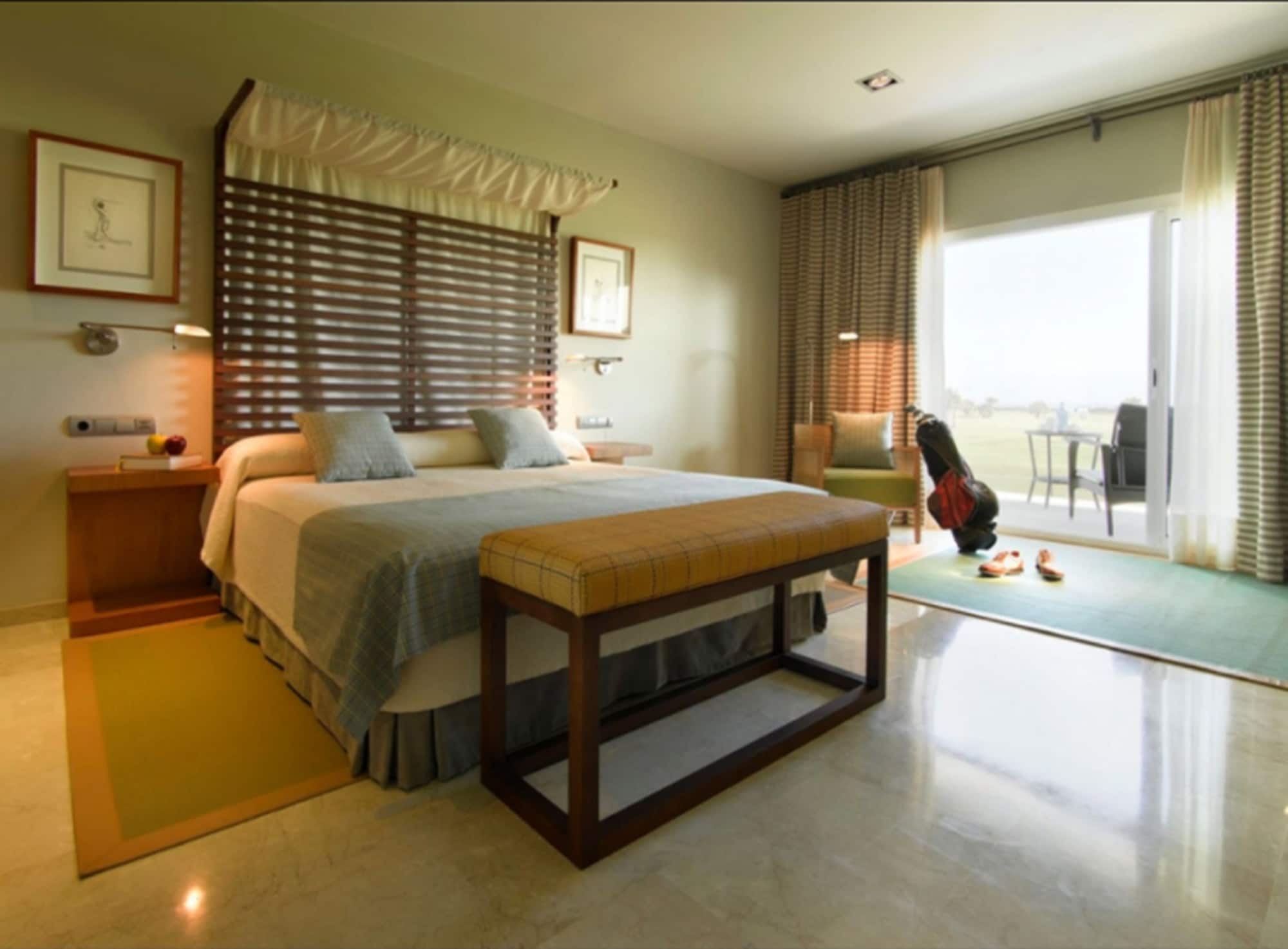 JUNIOR SUITE, QUEEN BED
