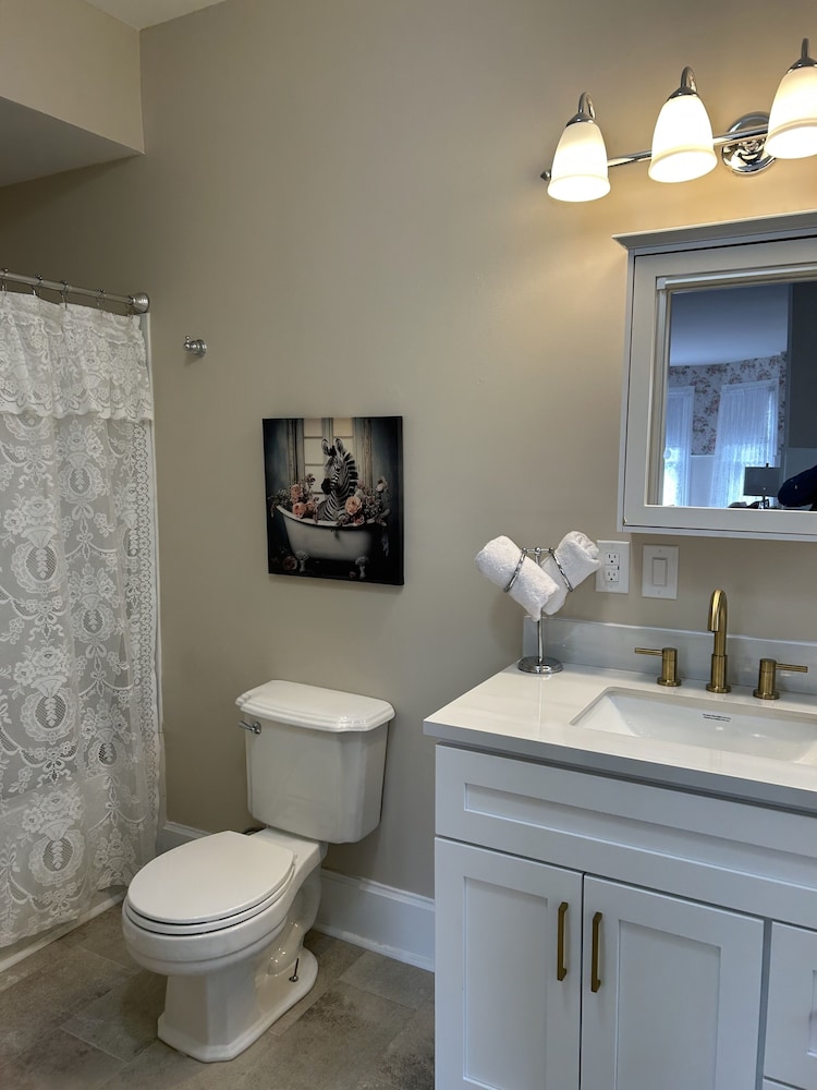 50 Lincoln Short North Bed and Breakfast 70/71