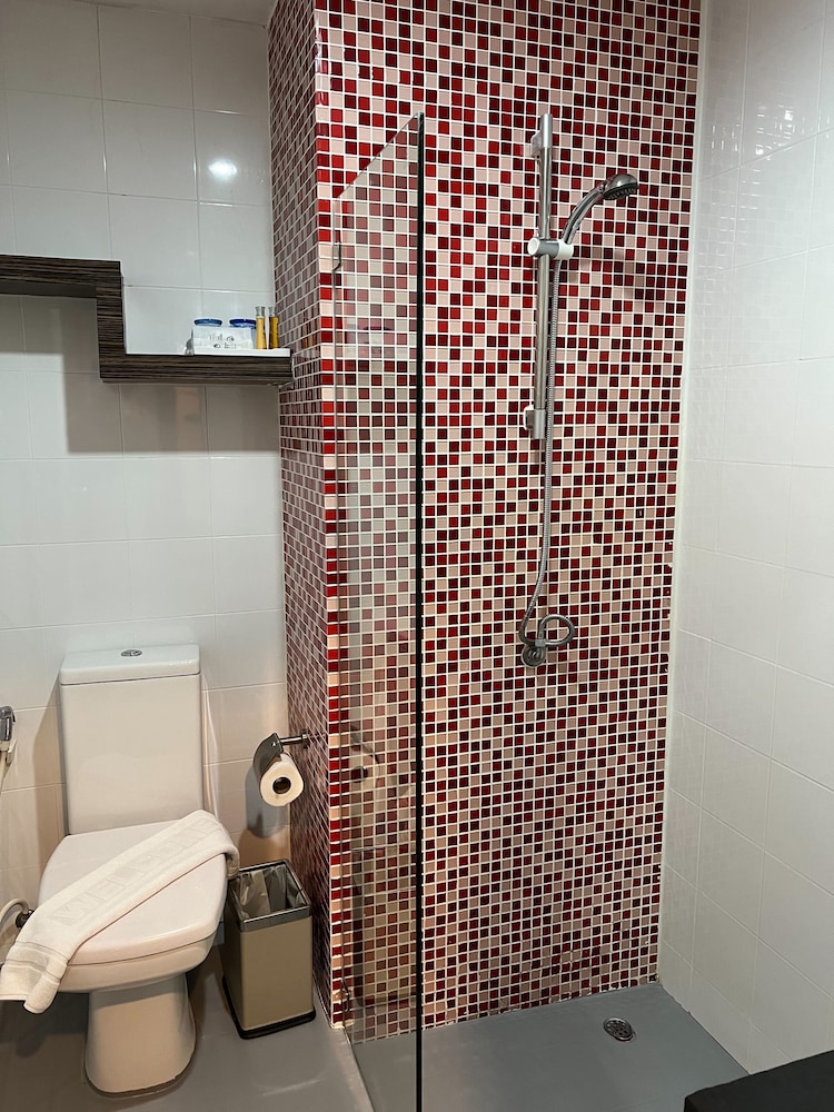 Dragon River Avenue Hotel 38/40