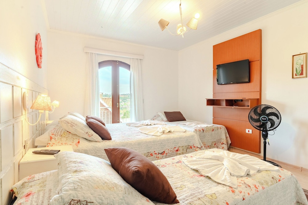 ROOM, QUADRUPLE
