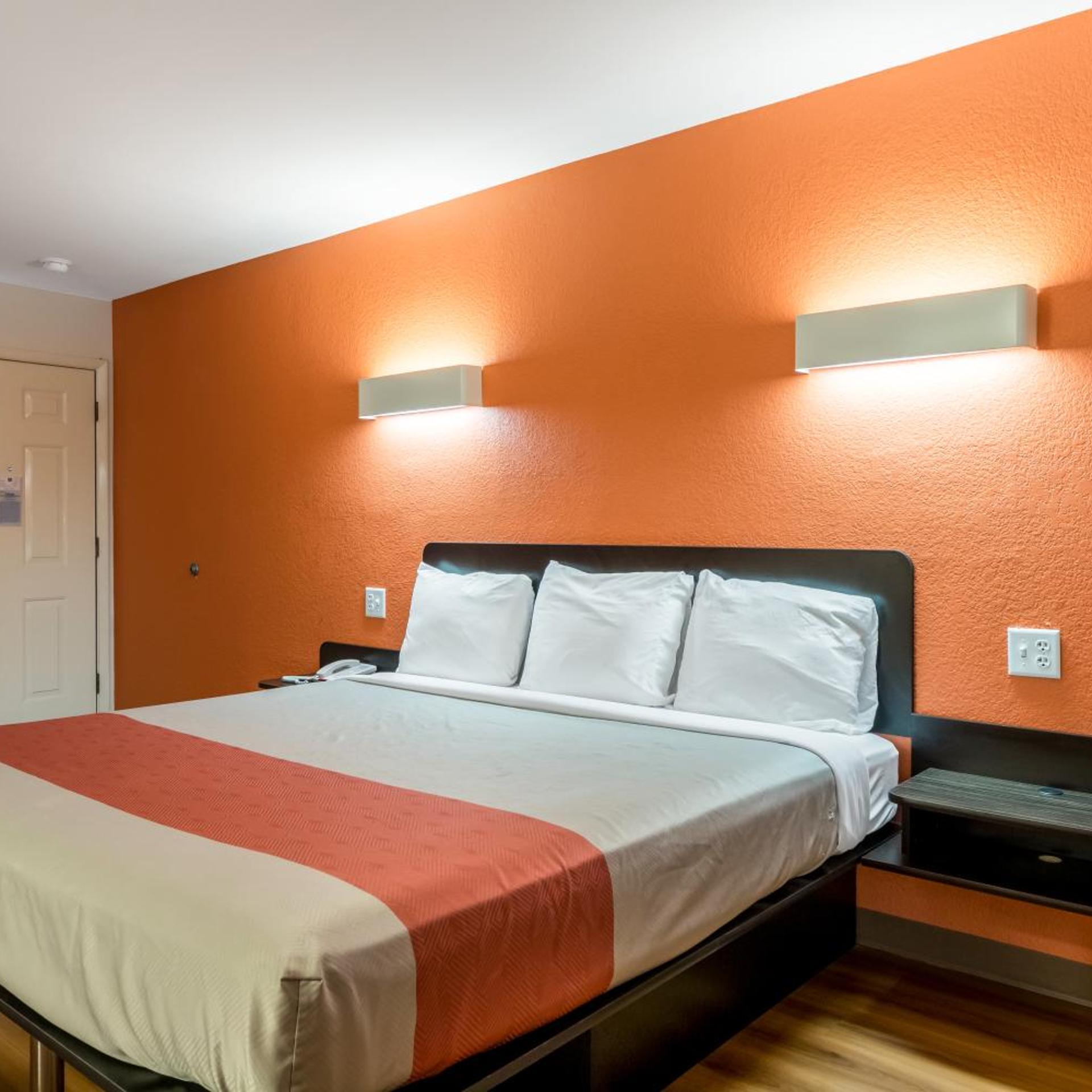 ROOM, KING BED, ACCESSIBLE