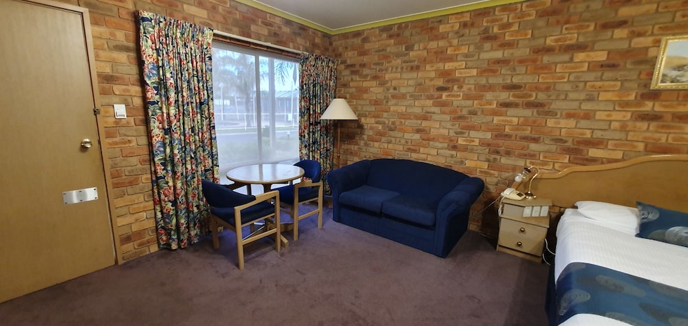 PINES COUNTRY CLUB MOTOR INN 19/31