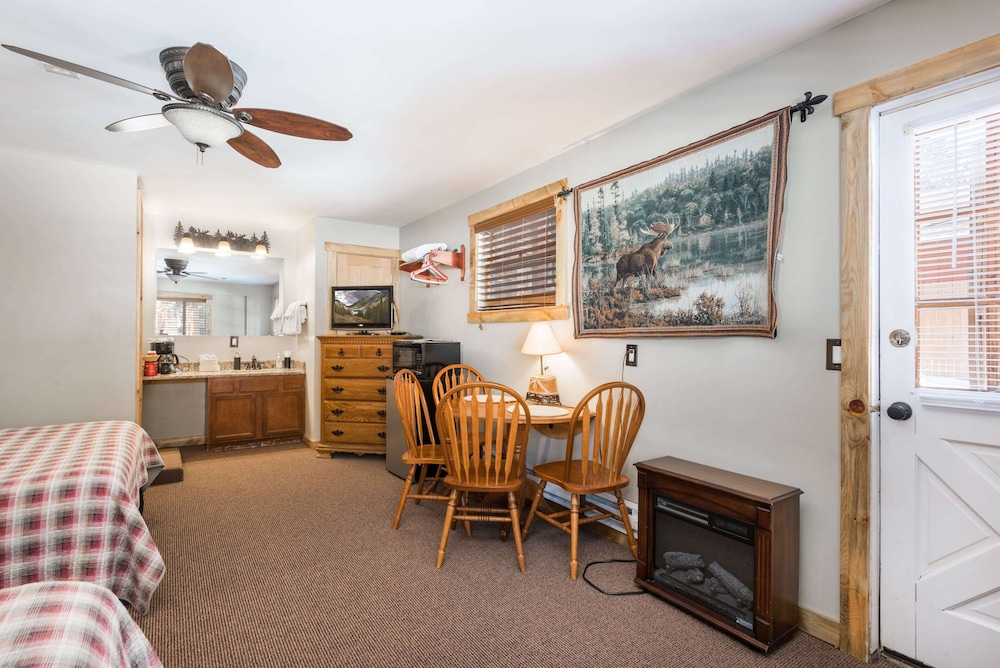 4 Seasons Inn on Fall River 51/76