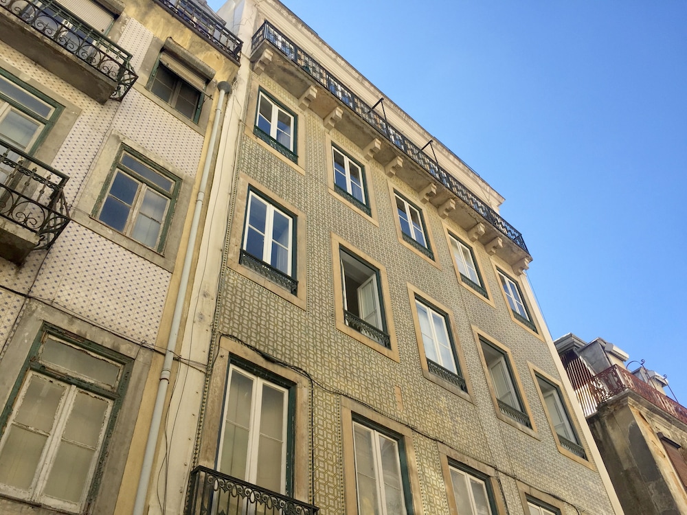 The Color Hostel 2/50