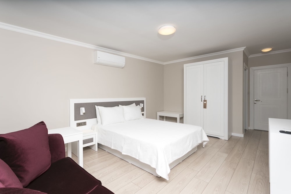Bay Nihat Lale Hotel 20/41